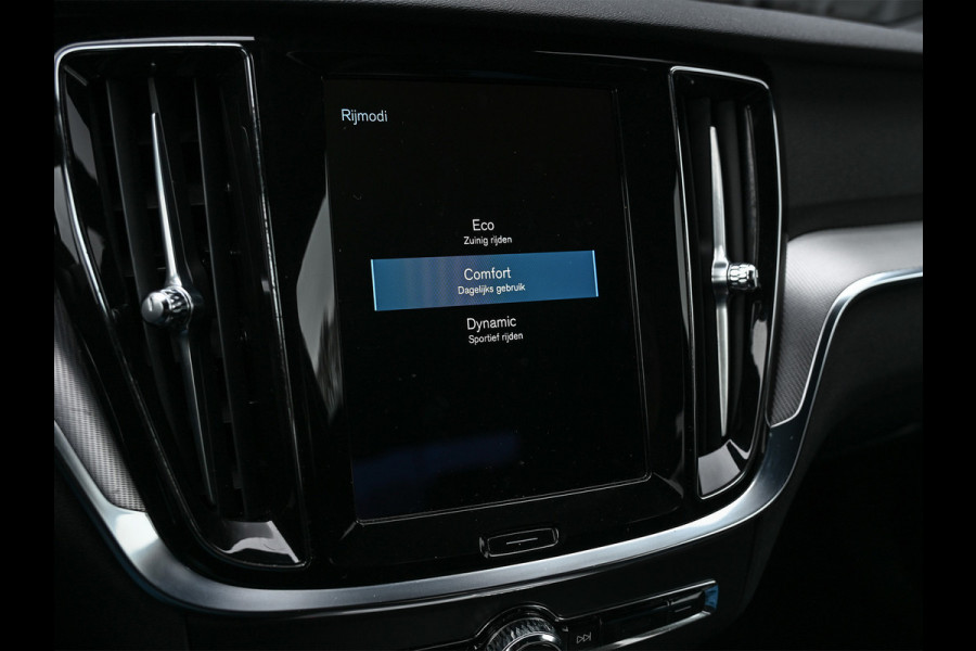 Volvo S60 2.0 B4 R-Design · NL-auto · Adaptive cruise · Stuur- en stoelverwarming · Achterbank verwarmd · Harman/Kardon · Memory seats · K