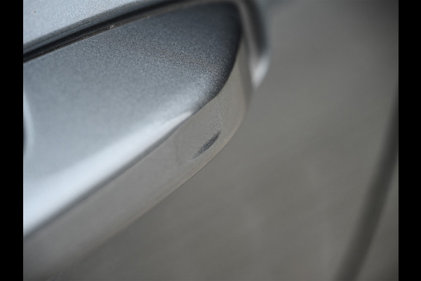 Volvo S60 2.0 B4 R-Design · NL-auto · Adaptive cruise · Stuur- en stoelverwarming · Achterbank verwarmd · Harman/Kardon · Memory seats · K