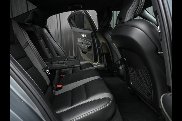 Volvo S60 2.0 B4 R-Design · NL-auto · Adaptive cruise · Stuur- en stoelverwarming · Achterbank verwarmd · Harman/Kardon · Memory seats · K