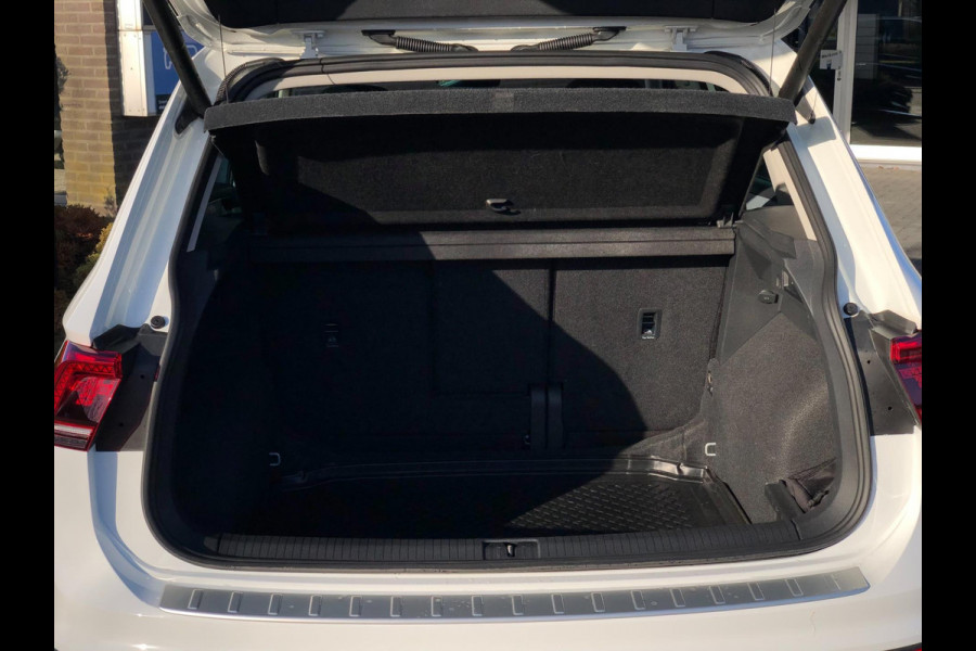 Volkswagen Tiguan 1.5 TSI Comfortline Business | Navi, ACC, Pano, Carplay/Android, Clima, Trekhaak | Dealeronderhouden | NAP |