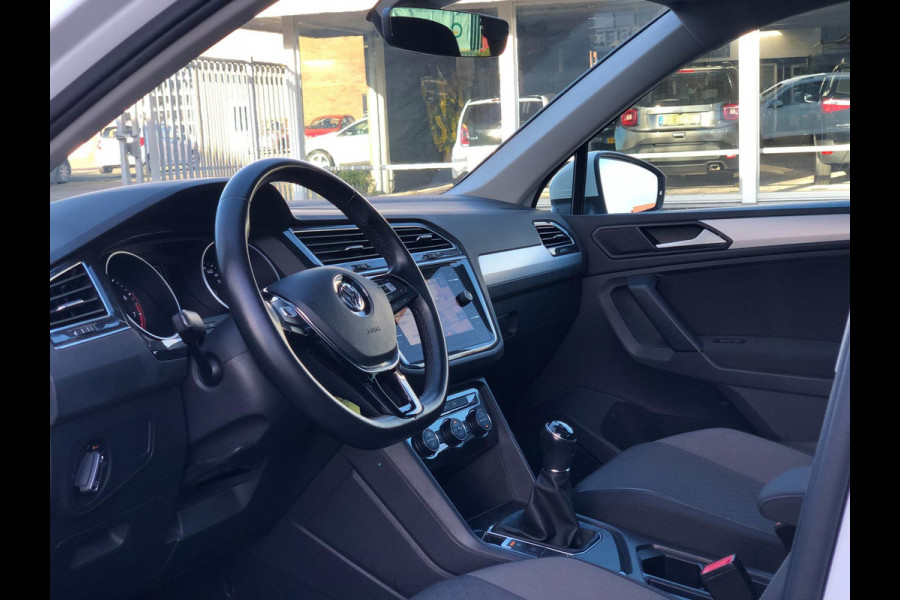 Volkswagen Tiguan 1.5 TSI Comfortline Business | Navi, ACC, Pano, Carplay/Android, Clima, Trekhaak | Dealeronderhouden | NAP |