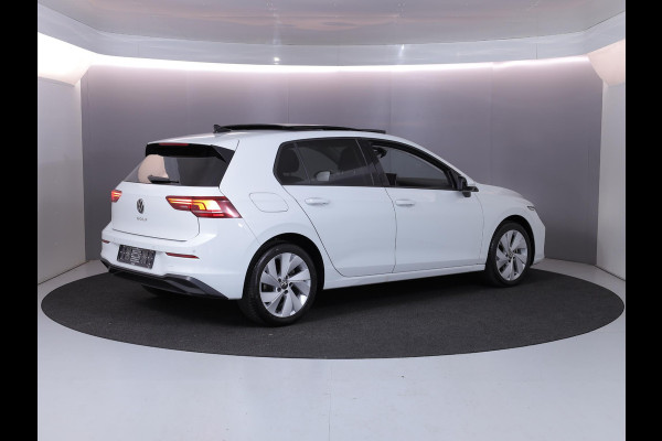 Volkswagen Golf 1.5 TSI Life Edition 116 pk | Verlengde garantie | Navigatie via App | Panoramadak | Parkeersensoren | Autom. airco (3 zones) | Stoelverwarming |