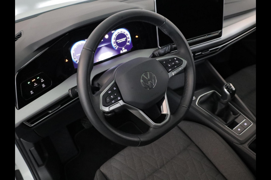 Volkswagen Golf 1.5 TSI Life Edition 116 pk | Verlengde garantie | Navigatie via App | Panoramadak | Parkeersensoren | Autom. airco (3 zones) | Stoelverwarming |