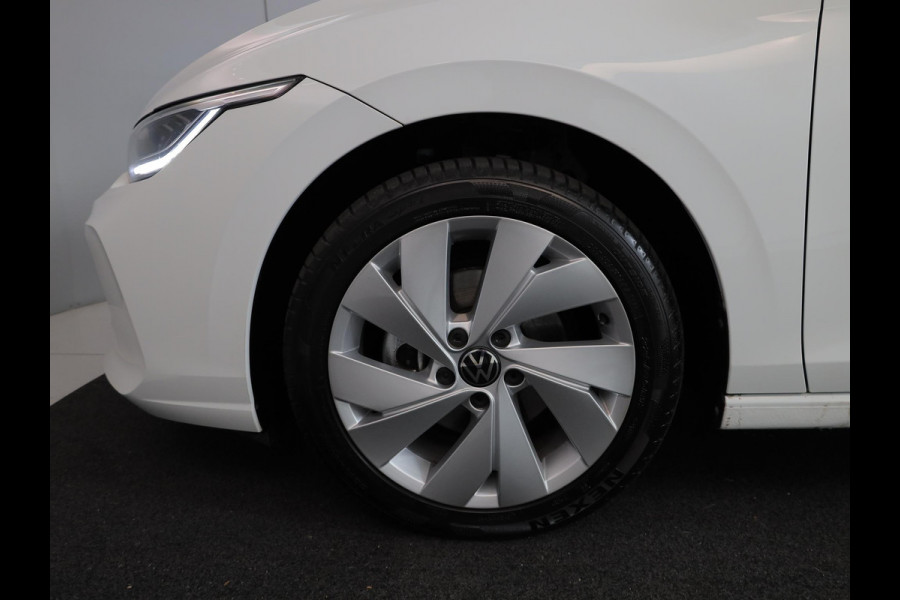 Volkswagen Golf 1.5 TSI Life Edition 116 pk | Verlengde garantie | Navigatie via App | Panoramadak | Parkeersensoren | Autom. airco (3 zones) | Stoelverwarming |