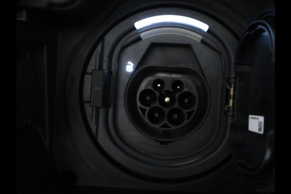 Mercedes-Benz GLA 250 e AMG Plug-In Hybride Panoramadak | Navigatie | MBUX wide screen | Parking support | Inclusief 24 maanden Mercedes-Benz Certified garantie voor Europa.