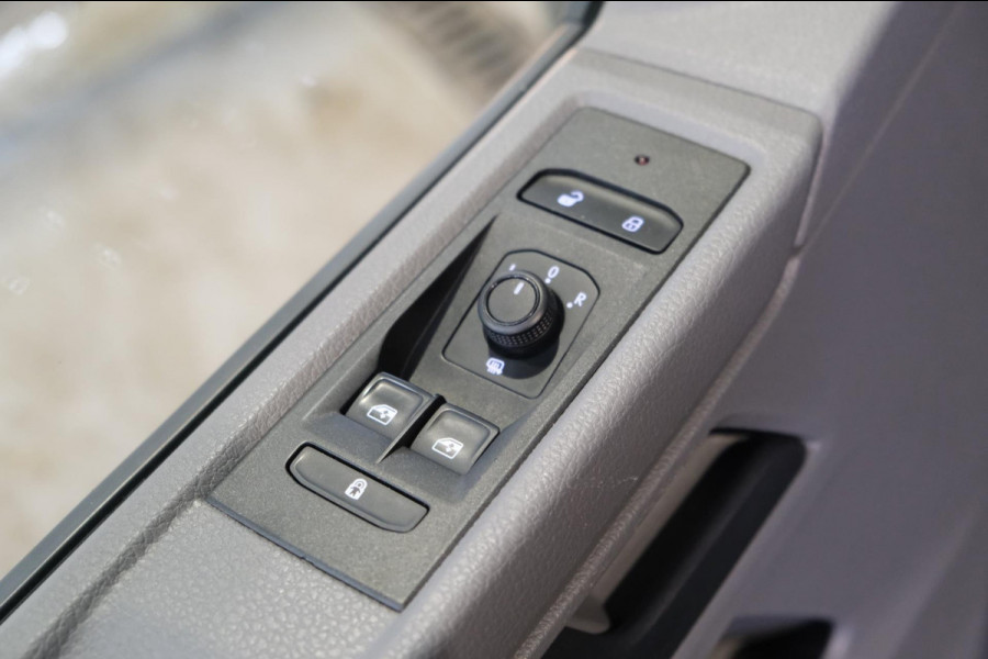 Volkswagen Transporter 2.0 TDI L2H1 28 - N.A.P. Airco, Cruise, PDC, Trekhaak.