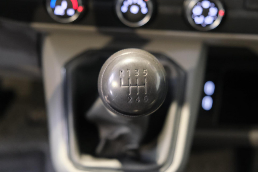 Volkswagen Transporter 2.0 TDI L2H1 28 - N.A.P. Airco, Cruise, PDC, Trekhaak.