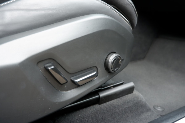 Volvo XC60 2.0 T6 AWD + Dark/PHEV Long Range/ Rijklaarprijs/Full option