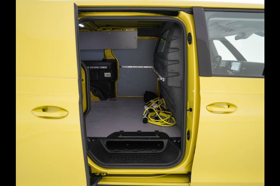 Volkswagen ID. Buzz Cargo 77 kWh [ 3-Fase ] {SOH-90%} *FULL-LED | ADAPTIVE-CRUISE | LANE-ASSIST | KEYLESS | DAB+ | CAMERA | DIGI-COCKPIT | NAVI-FULLMAP | HEATED-COMFORTSEATS | CCS-FASTLOADER | LANE-ASSIST | TOWBAR | 20"ALU*