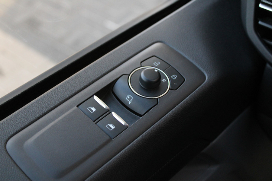 Ford Transit Custom 320 2.0 TDCI L2H1 Limited 170pk - 2x Schuif - Trekhaak - Stoelverwarming - Side Steps - Carplay - Rijklaar