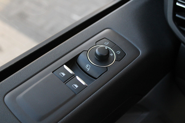 Ford Transit Custom 320 2.0 TDCI L2H1 Limited 170pk - 2x Schuif - Trekhaak - Stoelverwarming - Side Steps - Carplay - Rijklaar