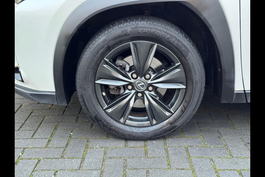 Lexus UX 250h Business Line Plus | Stoel + Stuurverwarming, Apple CarPlay/Android Auto, 17 inch, Keyless, Parkeercamera, Adaptive cruise