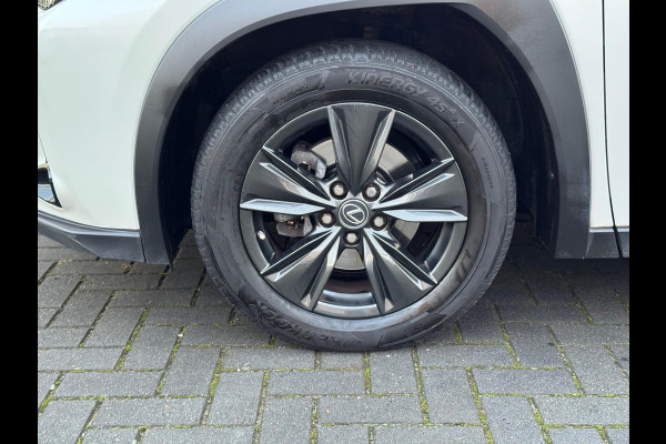 Lexus UX 250h Business Line Plus | Stoel + Stuurverwarming, Apple CarPlay/Android Auto, 17 inch, Keyless, Parkeercamera, Adaptive cruise