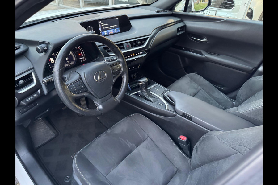 Lexus UX 250h Business Line Plus | Stoel + Stuurverwarming, Apple CarPlay/Android Auto, 17 inch, Keyless, Parkeercamera, Adaptive cruise