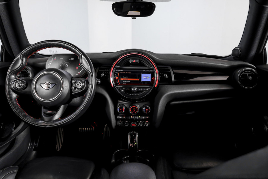 MINI Mini 1.5 Cooper Classic - Automaat Orig. NL | John Cooper Works Pakket | S/K Panodak | Dig.Cockpit | Cruise | PDC | Stoelverw. | ECC | NAV + App.Connect | LM 17" |