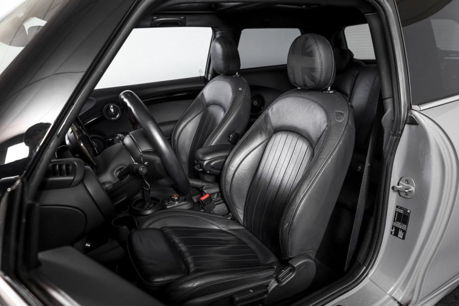 MINI Mini 1.5 Cooper Classic - Automaat Orig. NL | John Cooper Works Pakket | S/K Panodak | Dig.Cockpit | Cruise | PDC | Stoelverw. | ECC | NAV + App.Connect | LM 17" |