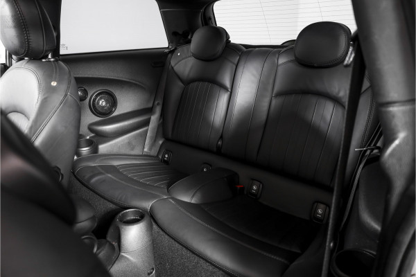 MINI Mini 1.5 Cooper Classic - Automaat Orig. NL | John Cooper Works Pakket | S/K Panodak | Dig.Cockpit | Cruise | PDC | Stoelverw. | ECC | NAV + App.Connect | LM 17" |