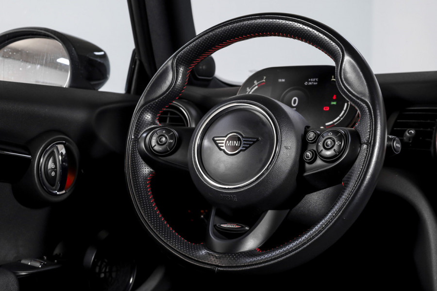 MINI Mini 1.5 Cooper Classic - Automaat Orig. NL | John Cooper Works Pakket | S/K Panodak | Dig.Cockpit | Cruise | PDC | Stoelverw. | ECC | NAV + App.Connect | LM 17" |