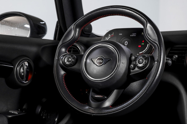 MINI Mini 1.5 Cooper Classic - Automaat Orig. NL | John Cooper Works Pakket | S/K Panodak | Dig.Cockpit | Cruise | PDC | Stoelverw. | ECC | NAV + App.Connect | LM 17" |