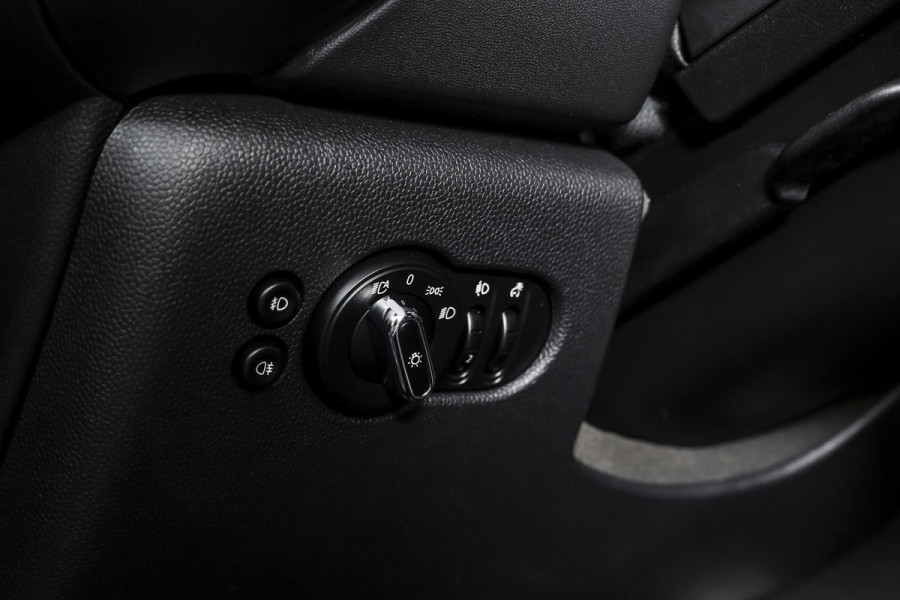 MINI Mini 1.5 Cooper Classic - Automaat Orig. NL | John Cooper Works Pakket | S/K Panodak | Dig.Cockpit | Cruise | PDC | Stoelverw. | ECC | NAV + App.Connect | LM 17" |