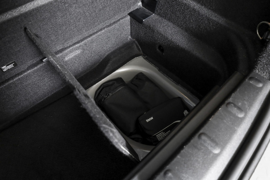 MINI Mini 1.5 Cooper Classic - Automaat Orig. NL | John Cooper Works Pakket | S/K Panodak | Dig.Cockpit | Cruise | PDC | Stoelverw. | ECC | NAV + App.Connect | LM 17" |