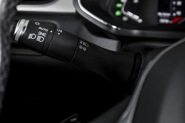 Renault Captur 1.3 TCe 130 Intens 130 PK - Automaat | Dig. Cockpit | Cruise | PDC | Camera | NAV + App. Connect | ECC | Afn. Trekhaak | DAB | LM 18" |