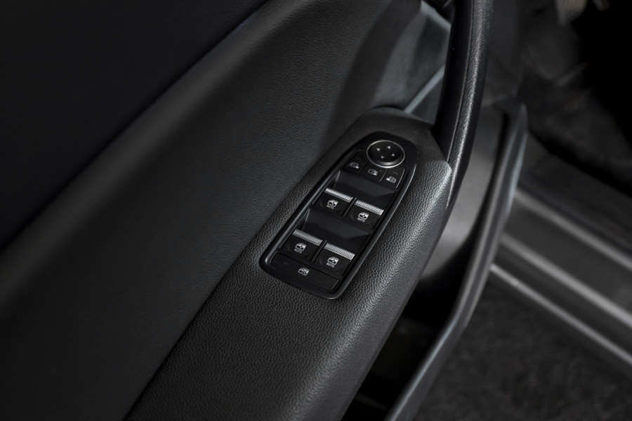 Renault Captur 1.3 TCe 130 Intens 130 PK - Automaat | Dig. Cockpit | Cruise | PDC | Camera | NAV + App. Connect | ECC | Afn. Trekhaak | DAB | LM 18" |