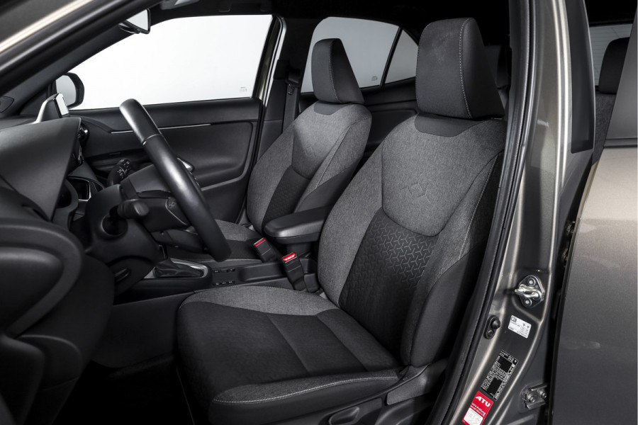 Toyota Yaris Cross 1.5 Hybrid Dynamic | Winterpakket | Trekhaak | Dig. Cockpit | Adapt. Cruise | PDC | Camera | NAV + App. Connect | ECC | DAB | LM 17" |