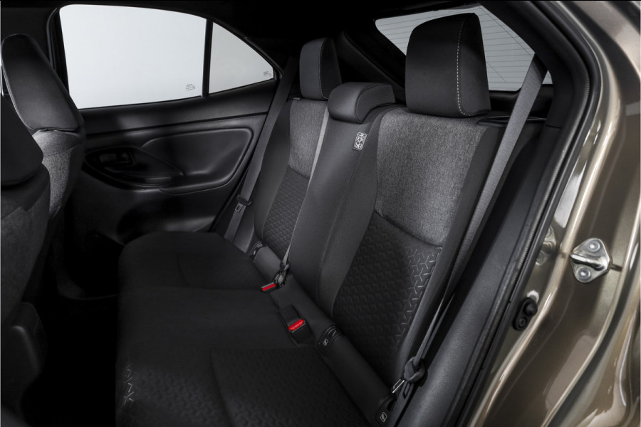 Toyota Yaris Cross 1.5 Hybrid Dynamic | Winterpakket | Trekhaak | Dig. Cockpit | Adapt. Cruise | PDC | Camera | NAV + App. Connect | ECC | DAB | LM 17" |