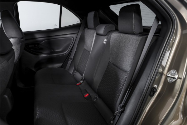 Toyota Yaris Cross 1.5 Hybrid Dynamic | Winterpakket | Trekhaak | Dig. Cockpit | Adapt. Cruise | PDC | Camera | NAV + App. Connect | ECC | DAB | LM 17" |