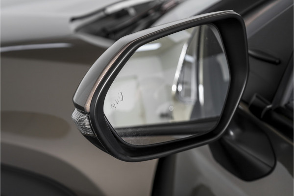 Toyota Yaris Cross 1.5 Hybrid Dynamic | Winterpakket | Trekhaak | Dig. Cockpit | Adapt. Cruise | PDC | Camera | NAV + App. Connect | ECC | DAB | LM 17" |