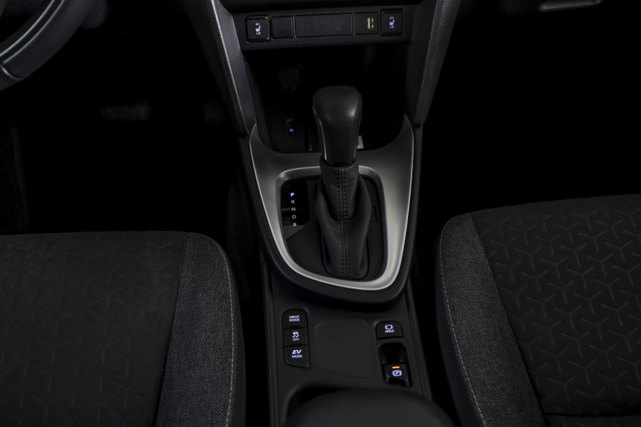 Toyota Yaris Cross 1.5 Hybrid Dynamic | Winterpakket | Trekhaak | Dig. Cockpit | Adapt. Cruise | PDC | Camera | NAV + App. Connect | ECC | DAB | LM 17" |