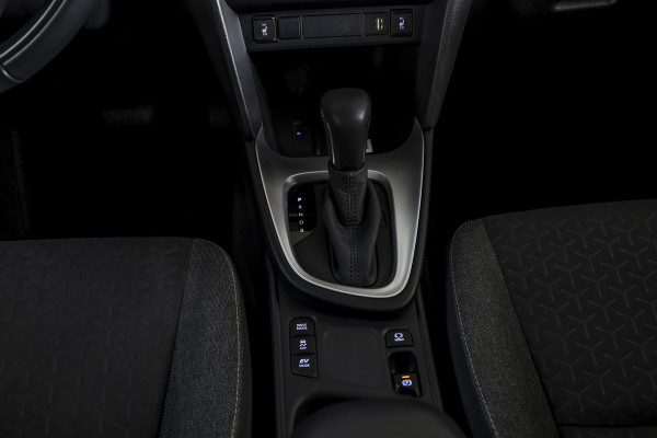 Toyota Yaris Cross 1.5 Hybrid Dynamic | Winterpakket | Trekhaak | Dig. Cockpit | Adapt. Cruise | PDC | Camera | NAV + App. Connect | ECC | DAB | LM 17" |