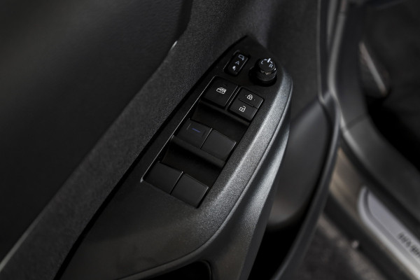 Toyota Yaris Cross 1.5 Hybrid Dynamic | Winterpakket | Trekhaak | Dig. Cockpit | Adapt. Cruise | PDC | Camera | NAV + App. Connect | ECC | DAB | LM 17" |