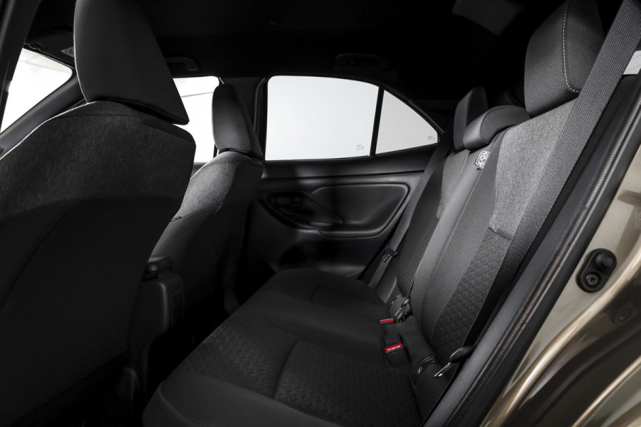 Toyota Yaris Cross 1.5 Hybrid Dynamic | Winterpakket | Trekhaak | Dig. Cockpit | Adapt. Cruise | PDC | Camera | NAV + App. Connect | ECC | DAB | LM 17" |