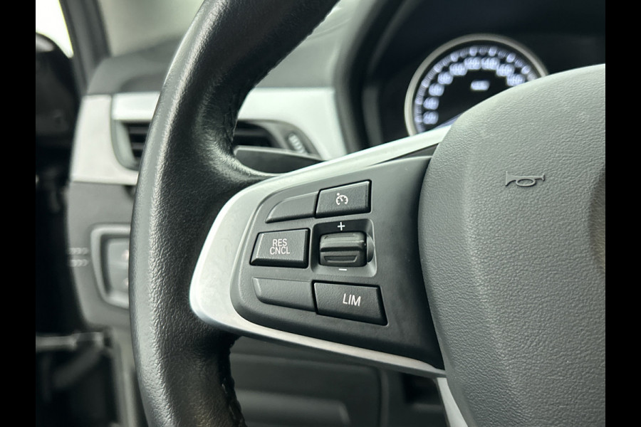 BMW X2 SDrive18i Executive(Dealer OnderH, Navi, StoelV, Camera, Parkeersensoren, Climate Con, Etc)