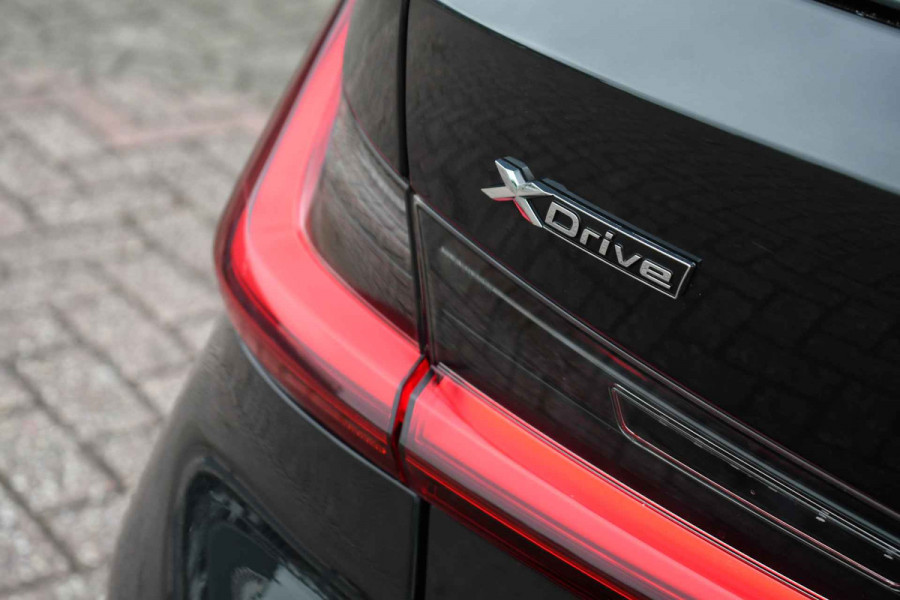 BMW 3 Serie Touring 330e xDrive M-Sport Pro Pano M-zetels ACC HUD 19inch El-klep