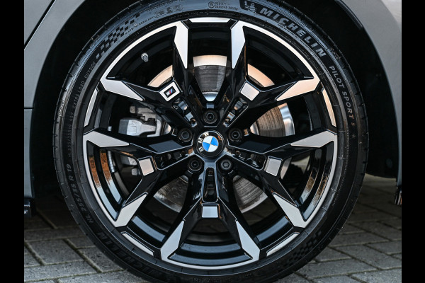 BMW 3 Serie Touring 330e xDrive · M sport · Accu 19,5kWh · Trekhaak · Panoramadak · Active Cruise · Panoramadak · Camera · Ambiance interieu