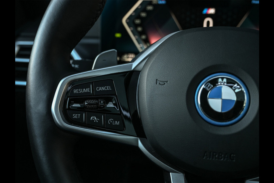 BMW 3 Serie Touring 330e xDrive · M sport · Accu 19,5kWh · Trekhaak · Panoramadak · Active Cruise · Panoramadak · Camera · Ambiance interieu