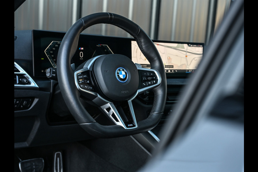 BMW 3 Serie Touring 330e xDrive · M sport · Accu 19,5kWh · Trekhaak · Panoramadak · Active Cruise · Panoramadak · Camera · Ambiance interieu