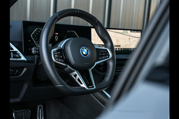 BMW 3 Serie Touring 330e xDrive · M sport · Accu 19,5kWh · Trekhaak · Panoramadak · Active Cruise · Panoramadak · Camera · Ambiance interieu
