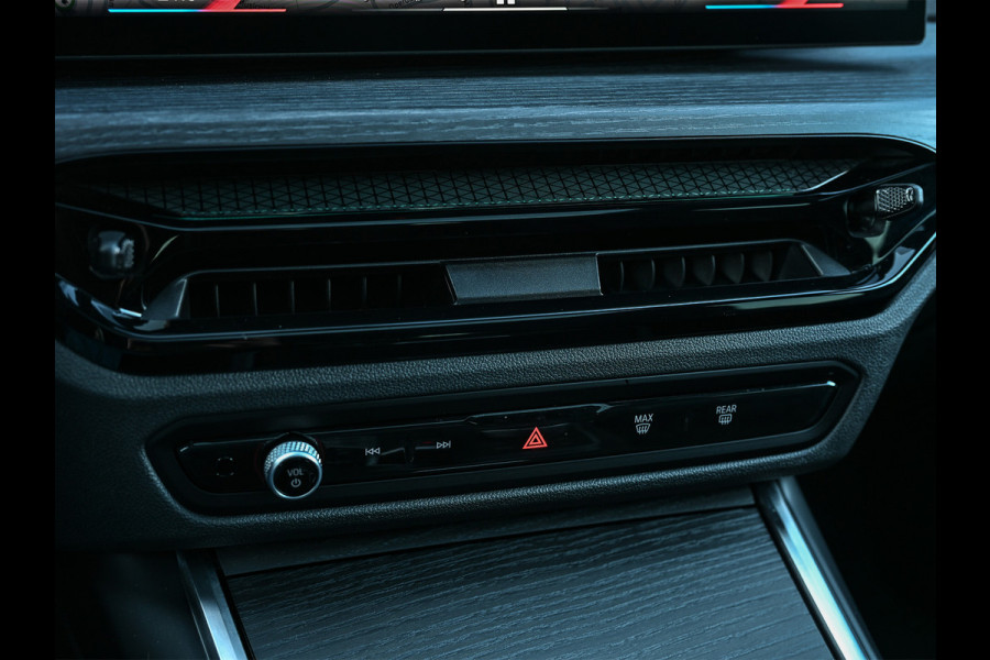 BMW 3 Serie Touring 330e xDrive · M sport · Accu 19,5kWh · Trekhaak · Panoramadak · Active Cruise · Panoramadak · Camera · Ambiance interieu