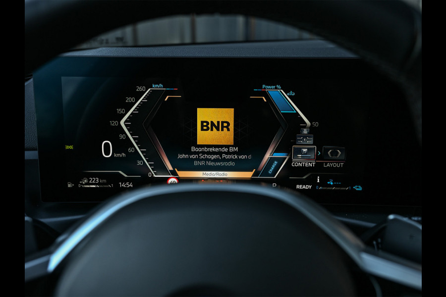 BMW 3 Serie Touring 330e xDrive · M sport · Accu 19,5kWh · Trekhaak · Panoramadak · Active Cruise · Panoramadak · Camera · Ambiance interieu