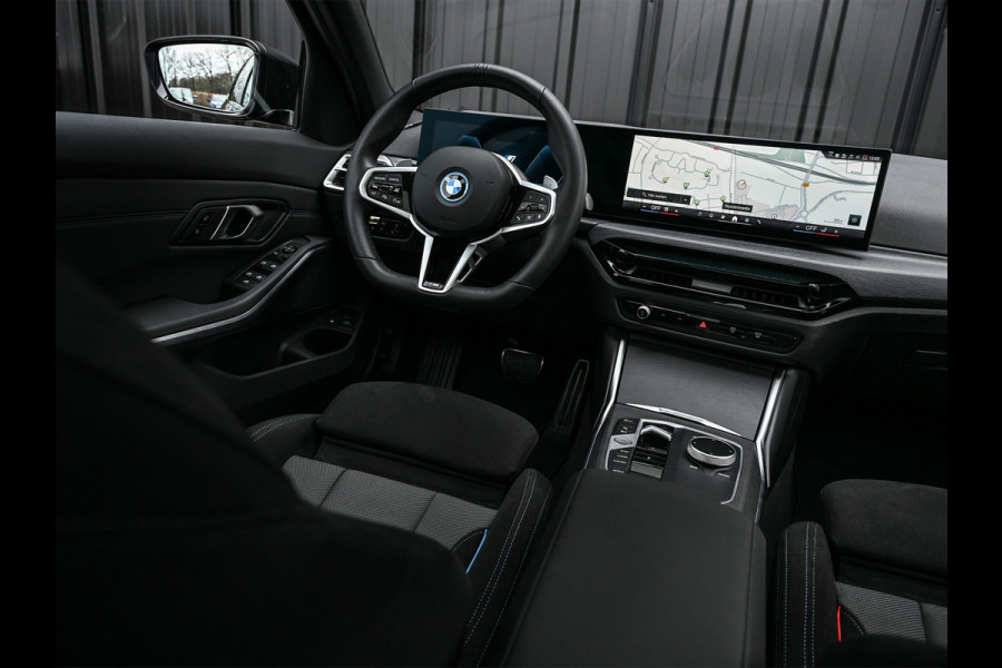 BMW 3 Serie Touring 330e xDrive · M sport · Accu 19,5kWh · Trekhaak · Panoramadak · Active Cruise · Camera · Ambiance interieur ·