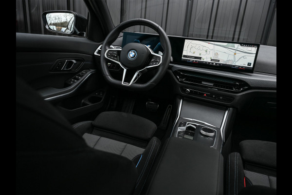 BMW 3 Serie Touring 330e xDrive · M sport · Accu 19,5kWh · Trekhaak · Panoramadak · Active Cruise · Camera · Ambiance interieur ·