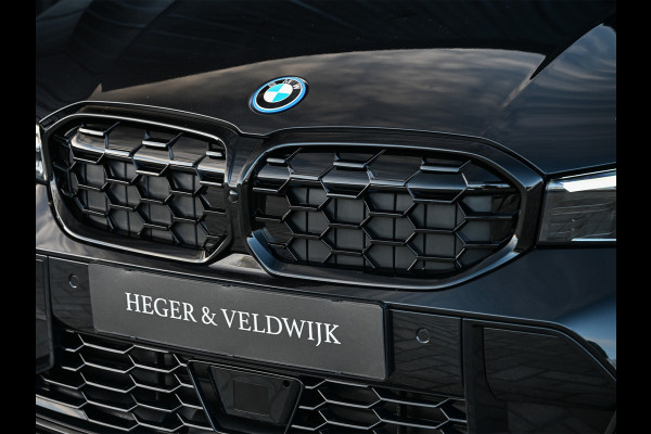 BMW 3 Serie Touring 330e xDrive · M sport · Accu 19,5kWh · Trekhaak · Panoramadak · Active Cruise · Camera · Ambiance interieur ·