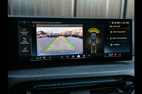 BMW 3 Serie Touring 330e xDrive · M sport · Accu 19,5kWh · Trekhaak · Panoramadak · Active Cruise · Camera · Ambiance interieur ·