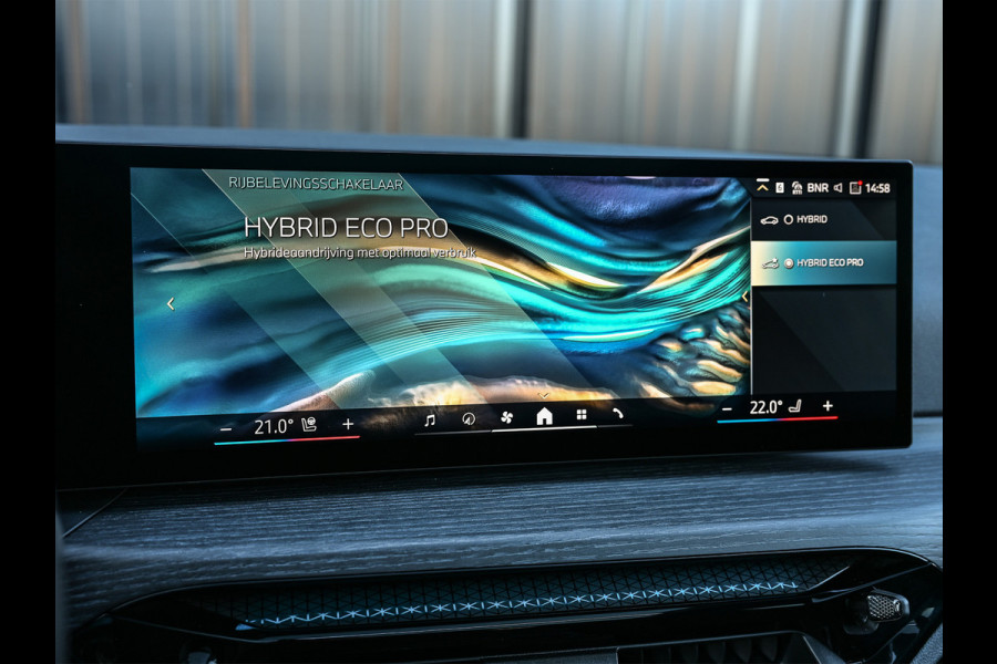 BMW 3 Serie Touring 330e xDrive · M sport · Accu 19,5kWh · Trekhaak · Panoramadak · Active Cruise · Camera · Ambiance interieur ·