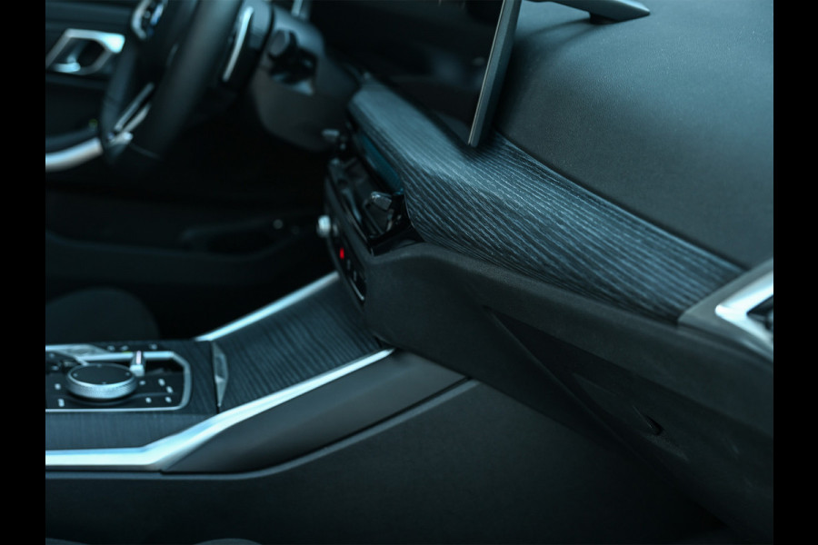 BMW 3 Serie Touring 330e xDrive · M sport · Accu 19,5kWh · Trekhaak · Panoramadak · Active Cruise · Camera · Ambiance interieur ·