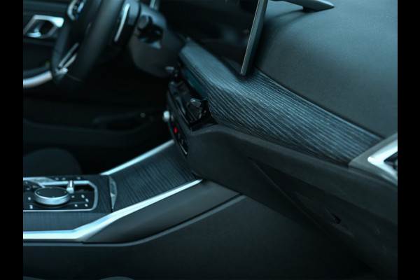 BMW 3 Serie Touring 330e xDrive · M sport · Accu 19,5kWh · Trekhaak · Panoramadak · Active Cruise · Camera · Ambiance interieur ·